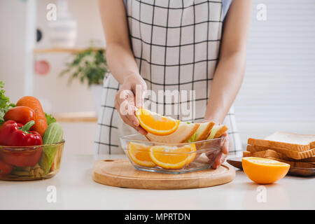 Hände einer Frau macht Schule Lunch Box. Es ist interessanter für Kinder. Stockfoto