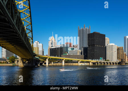 Skyline der Stadt und Festung Pitt Brücke, Pittsburgh, Pennsylvania, USA. Stockfoto