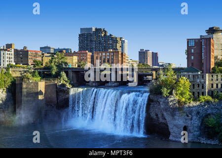 Hohe fällt auf den Genesee River durch die Innenstadt von Rochester, New York, USA. Stockfoto