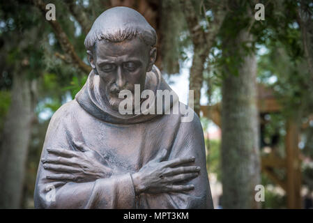 Statue des heiligen Franz von Assisi auf dem Friedhof Garten außerhalb der historischen Unserer Lieben Frau von La Leche Kapelle in St. Augustine, Florida. (USA) Stockfoto