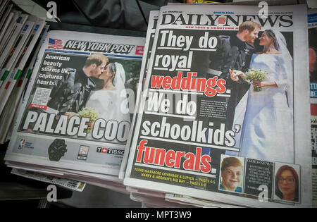 Titelseite der New York Daily News und der New York Post tabloid Zeitung am Sonntag, den 20. Mai 2018 Bericht über die Hochzeit des Vortages von Prinz Harry und Meghan Markle in Großbritannien. Die Papiere verwendet, um ähnliche Bilder aber die täglichen Nachrichten in einem Leitartikel über die jüngsten School shooting. (© Richard B. Levine) Stockfoto