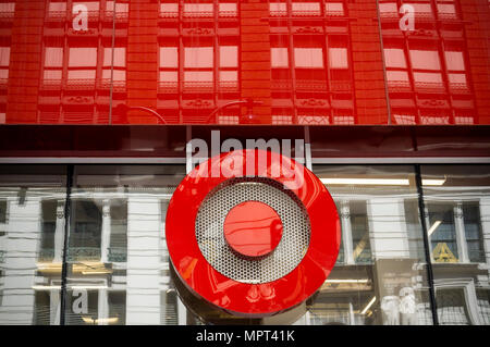 Käufer außerhalb eines Target Store in der Herald Square in New York am Montag, 21. Mai 2018. Ziel ist geplant das Geschäftsjahr für das erste Quartal vor der Eröffnung des Marktes am 23. Mai. (Â© Richard B. Levine) Stockfoto