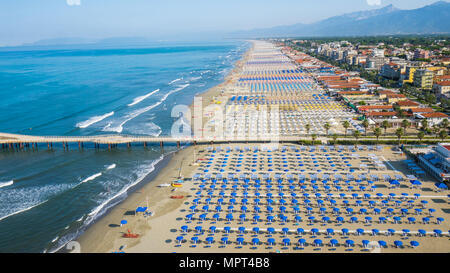 Luftaufnahme der den Strand von Lido di Camaiore, der mit Sonnenschirmen und Sitze, gefärbt mit anderen Farbe eine Trennung zwischen dem Eigentümer des zu markieren Stockfoto