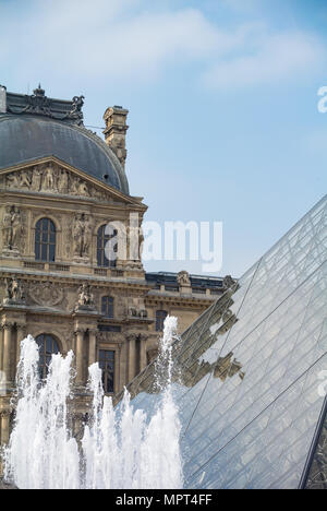 Ein Brunnen mit dem Blick auf die Pyramide und Louvre Museum Stockfoto