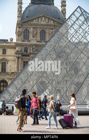 Touristen durch die Pyramide des Louvre, Paris, Frankreich Stockfoto