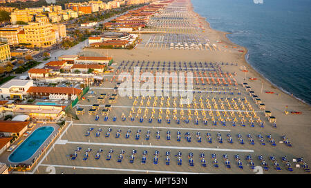 Luftaufnahme von einem privaten Strand in der Versilia, 20 km Küste in der Toskana Stockfoto