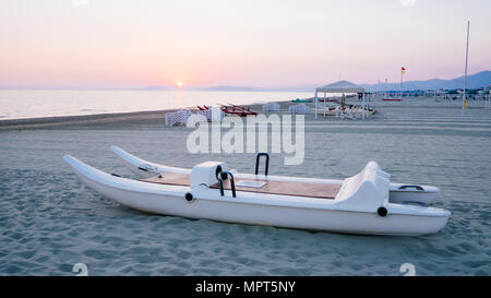 "Pattino" oder "oscone' am Strand von Forte dei Marmi in einem bewölkten Tag Stockfoto