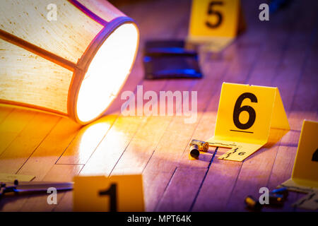 Beweis ist mit Markierungen auf dem Fußboden eines Hauses gekennzeichnet. Ein Umgeworfen Lampe legt in der Nähe. Stockfoto