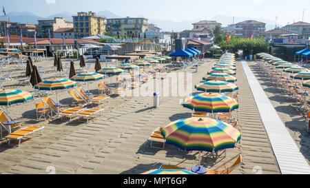 Aus der Vogelperspektive bunten Regenschirm in einem Strand in Italien, Toskana, Viareggio Stockfoto