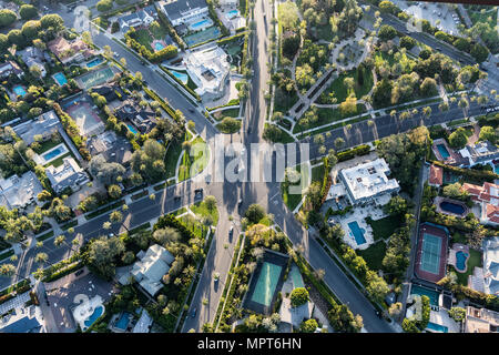 Luftaufnahme von sechs Kreuzung bei N Beverly Drive, N Canon Drive und Lomitas Ave in Beverly Hills, Kalifornien. Stockfoto