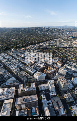 Luftbild der Innenstadt in der Nähe des Wilshire Blvd und Rodeo Dr im malerischen Beverly Hills, Kalifornien. Stockfoto