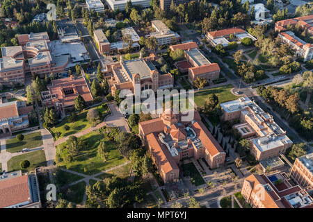 Los Angeles, Kalifornien, USA - 18. April 2018: Nachmittag Luftaufnahme von historischen Royce Hall und Campus quad Gebäude auf dem UCLA Campus in der Nähe von Westwoo Stockfoto
