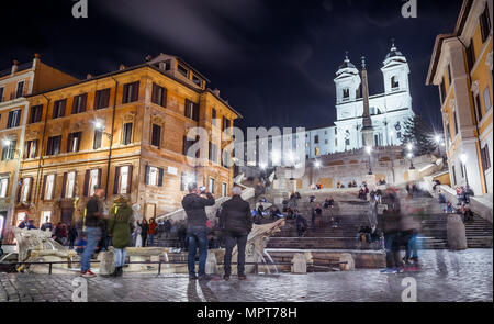 Eine große Masse von Touristen, die Piazza di Spagna, die Trinità dei Monti Treppe und der Brunnen der Barcaccia in Rom Stockfoto