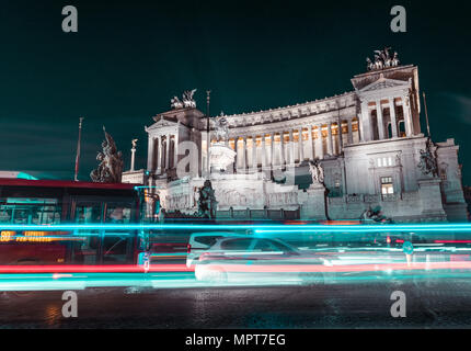 Städtischer Verkehr in der Nacht vor dem Altare della Patria in Piazza Venezia in Rom Mit Bus und Pkw Stockfoto