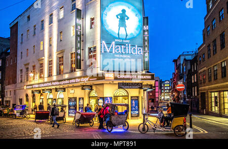 Die Cambridge Theatre Seven Dials London UK Stockfoto