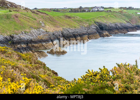 UK, Amlwch, Anglesey. Mai 2018 20: Ein Blick von der Anglesey Coastal Path in Holyhead an der Küste von Nordwales. Stockfoto