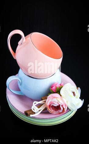 Set aus bunten Tassen für den Kaffee auf den Hintergrund Stockfoto