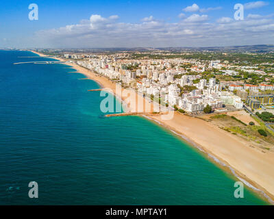 Luftaufnahme, breiten Sandstrand in touristischen Erholungsorte von Quarteira und Vilamoura, Algarve, Portugal Stockfoto