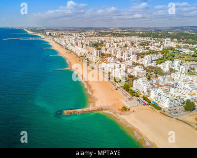 Luftaufnahme, breiten Sandstrand in touristischen Erholungsorte von Quarteira und Vilamoura, Algarve, Portugal Stockfoto