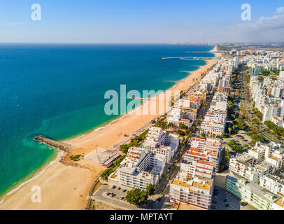 Luftaufnahme, breiten Sandstrand in touristischen Erholungsorte von Quarteira und Vilamoura, Algarve, Portugal Stockfoto