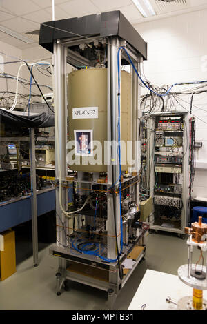 NPL's Caesium-fontäne Atomuhr, als NPL-CsF2 bekannt. National Physical Laboratory (NPL) Teddington London UK. (97) Stockfoto