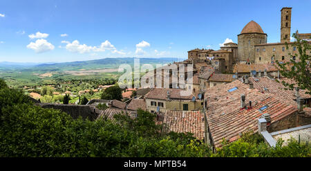 Blick auf die Altstadt mit Umgebung, Volterra, Toskana, Italien Stockfoto