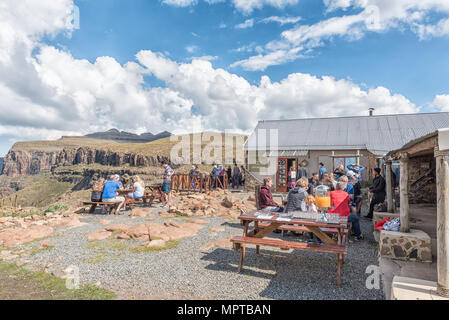 SANI TOP, LESOTHO - MÄRZ 24, 2018: Unbekannter Touristen im Sani Mountain Lodge an der Oberseite der Sani Pass. Die Lodge behauptet, der den Titel von Hi Stockfoto