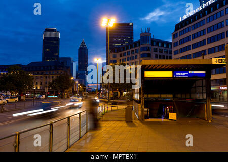 Der Frankfurter Hauptbahnhof mit Verkehr, Skyline und der Eingang zur U-Bahn. Im Hintergrund das Messegelände, Frankfurt am Main, Zentral gelegen Stockfoto