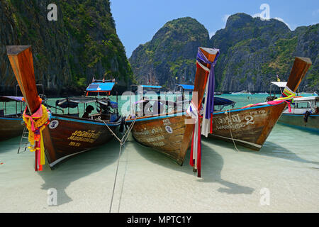 Traditionelle Longtail Boote, Maja Beach, Phi Phi Island, Thailand Stockfoto