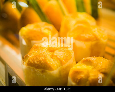 Closeup selektiven Fokus von frisch gebackenem Brot in Fach Rack. Essen und Trinken Konzept. Stockfoto
