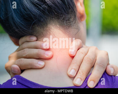 Athletische junge Frau ihren Hals berühren durch schmerzhafte Verletzung, über eine Art Hintergrund. Sportverletzungen Konzept. Stockfoto