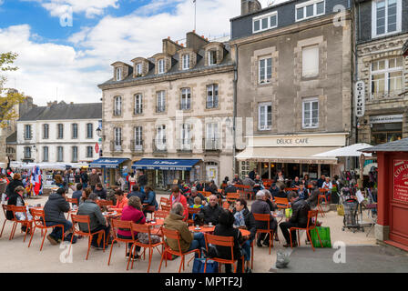 Cafe in der Altstadt, Place des Lices, Vannes, Bretagne, Frankreich Stockfoto