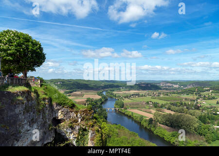 Blick auf den Fluss Dordogne und das Tal der Dordogne von den Mauern der Altstadt von Domme, Dordogne, Frankreich Stockfoto