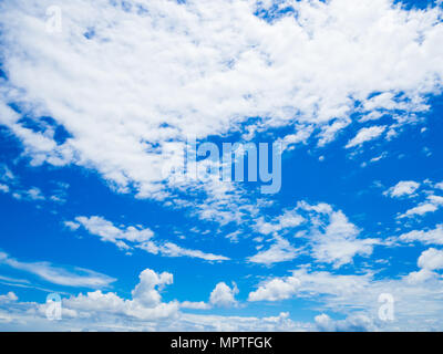 Soft Focus der fantastischen weißen Wolken vor blauem Himmel in sonniger Tag. Stockfoto