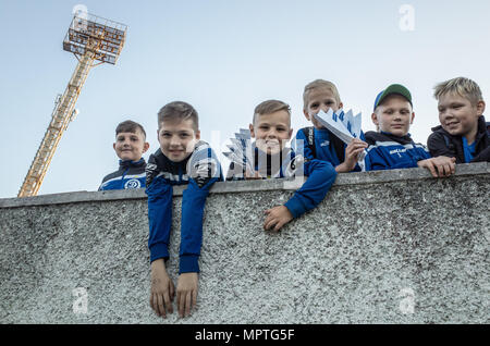 MINSK, Weißrussland - 23. MAI 2018: die kleinen Fans Spaß vor der belarussische Premier League football Match zwischen dem FC Dynamo Minsk und FC Bate am Traktor Stadion. Stockfoto