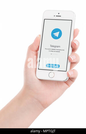 Telegramm Messenger auf dem Bildschirm des iPhone in der Frau die Hand. Stockfoto