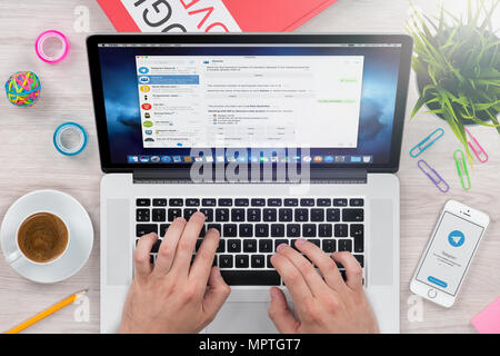 Ansicht von oben männliche Hände über desktop Telegramm auf Laptop Messenger chatten. Stockfoto