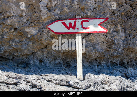 WC-Schild auf dem Stein am öffentlichen Strand. Strand Wc. Stockfoto