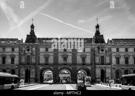 Paris, Frankreich - 18 April 2018: Musée du Louvre - Teil der Fassade Stockfoto