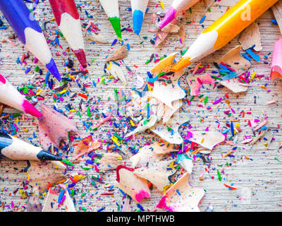 Bunte Bleistifte mit bunten Bleistift Späne auf Holz- Hintergrund. Zurück zum Konzept der Schule. Stockfoto