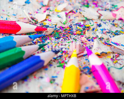 Bunte Bleistifte mit bunten Bleistift Späne auf Holz- Hintergrund. Zurück zum Konzept der Schule. Stockfoto