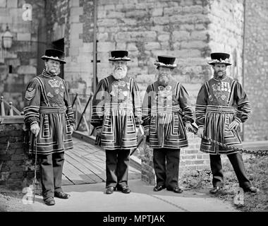 Yeoman Gefängniswärter und Yeoman Warders im Tower von London, 1873-1878. Artist: York & Sohn. Stockfoto