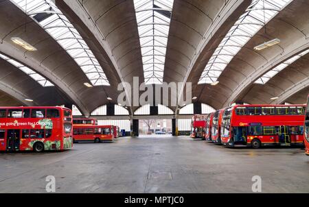 Stockwell Bus Garage, Binfield Road, Stockwell, Lambeth, London, 2010. Künstler: James O Davies. Stockfoto