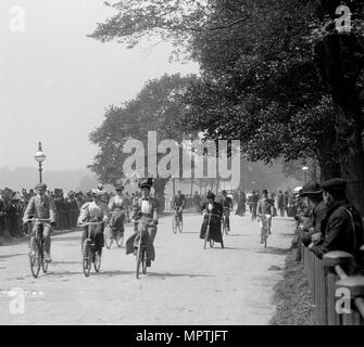 Radfahren im Hyde Park, Westminster, London, c 1900 s (?). Artist: York & Sohn. Stockfoto