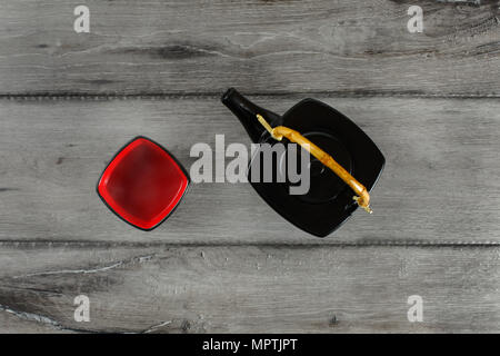 Tabelle Draufsicht auf Schwarz und Rot Teekanne quadratisch heiße Tasse Tee auf grau Holz Schreibtisch platziert. Stockfoto