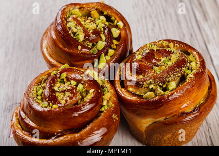 Ruddy frische schöne Brötchen auf einer hölzernen Hintergrund. Stockfoto