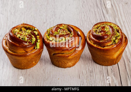 Ruddy frische schöne Brötchen auf einer hölzernen Hintergrund. Stockfoto