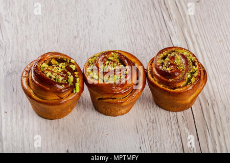 Ruddy frische schöne Brötchen auf einer hölzernen Hintergrund. Stockfoto