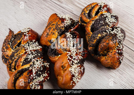 Ruddy frische schöne Brötchen auf einer hölzernen Hintergrund. Stockfoto