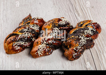 Ruddy frische schöne Brötchen auf einer hölzernen Hintergrund. Stockfoto